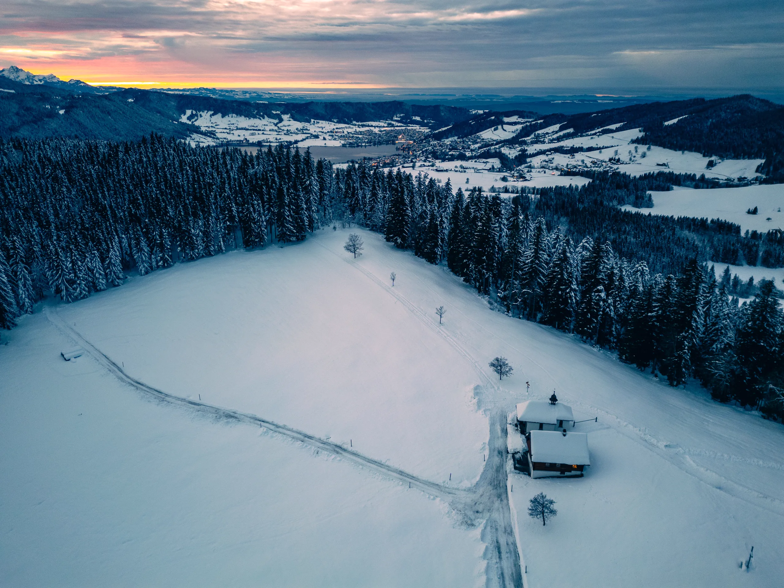 Drohnenaufnahme St. Jost im Schnee
