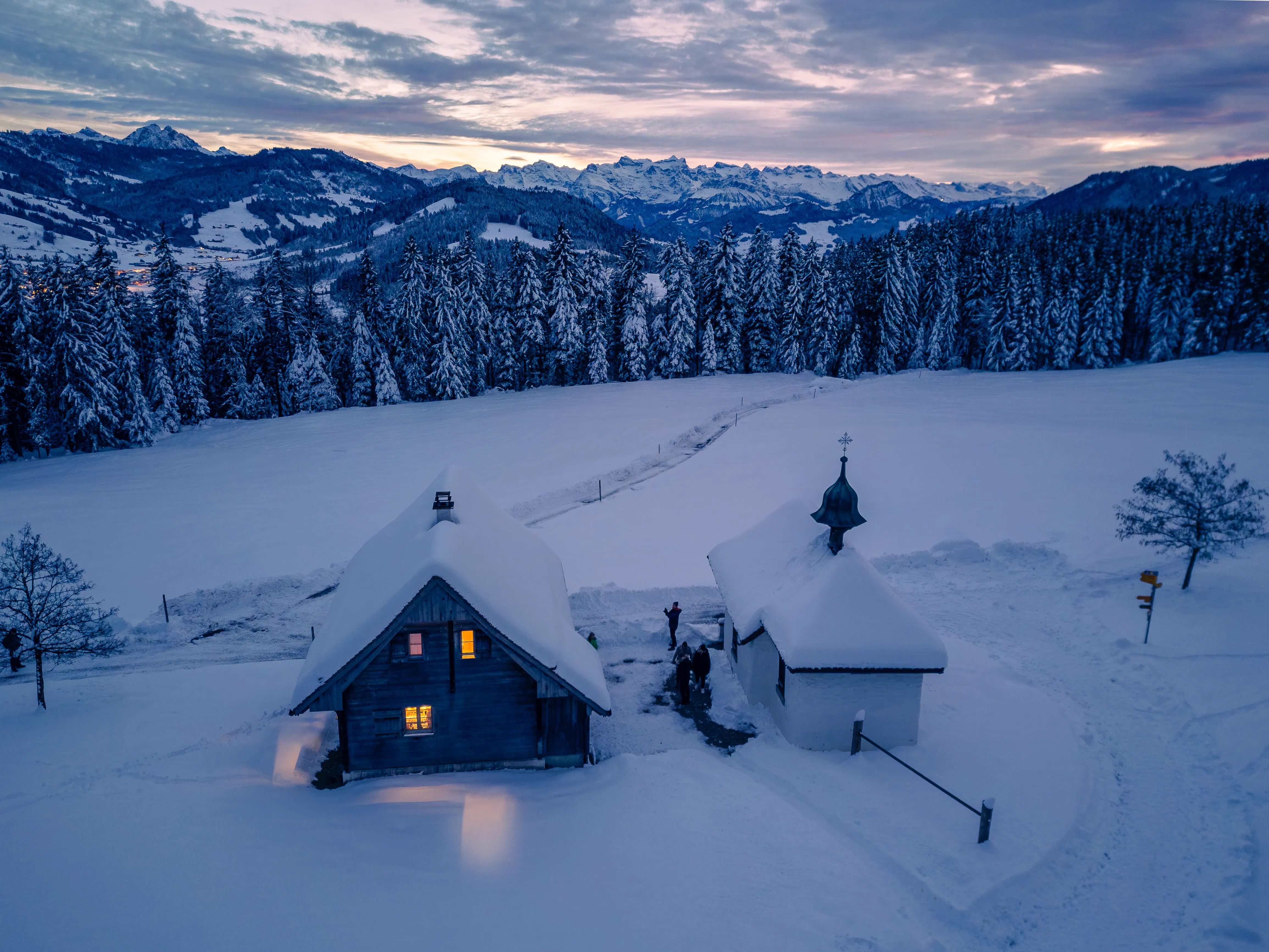 Sonnenuntergang über der verschneiten Landschaft