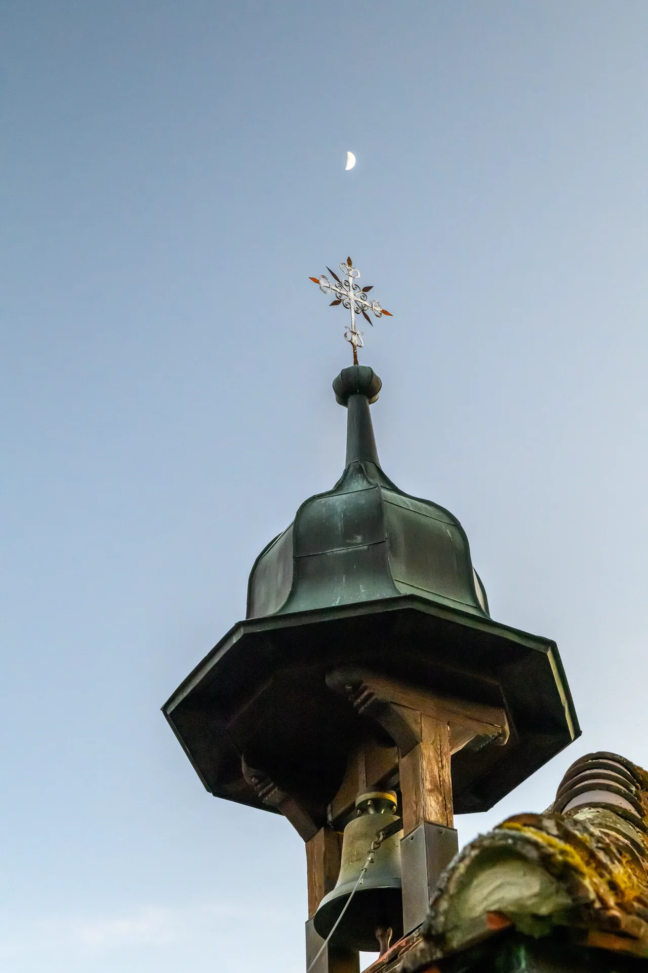 Glockenturm der Kapelle St. Jost vor blauem Himmel