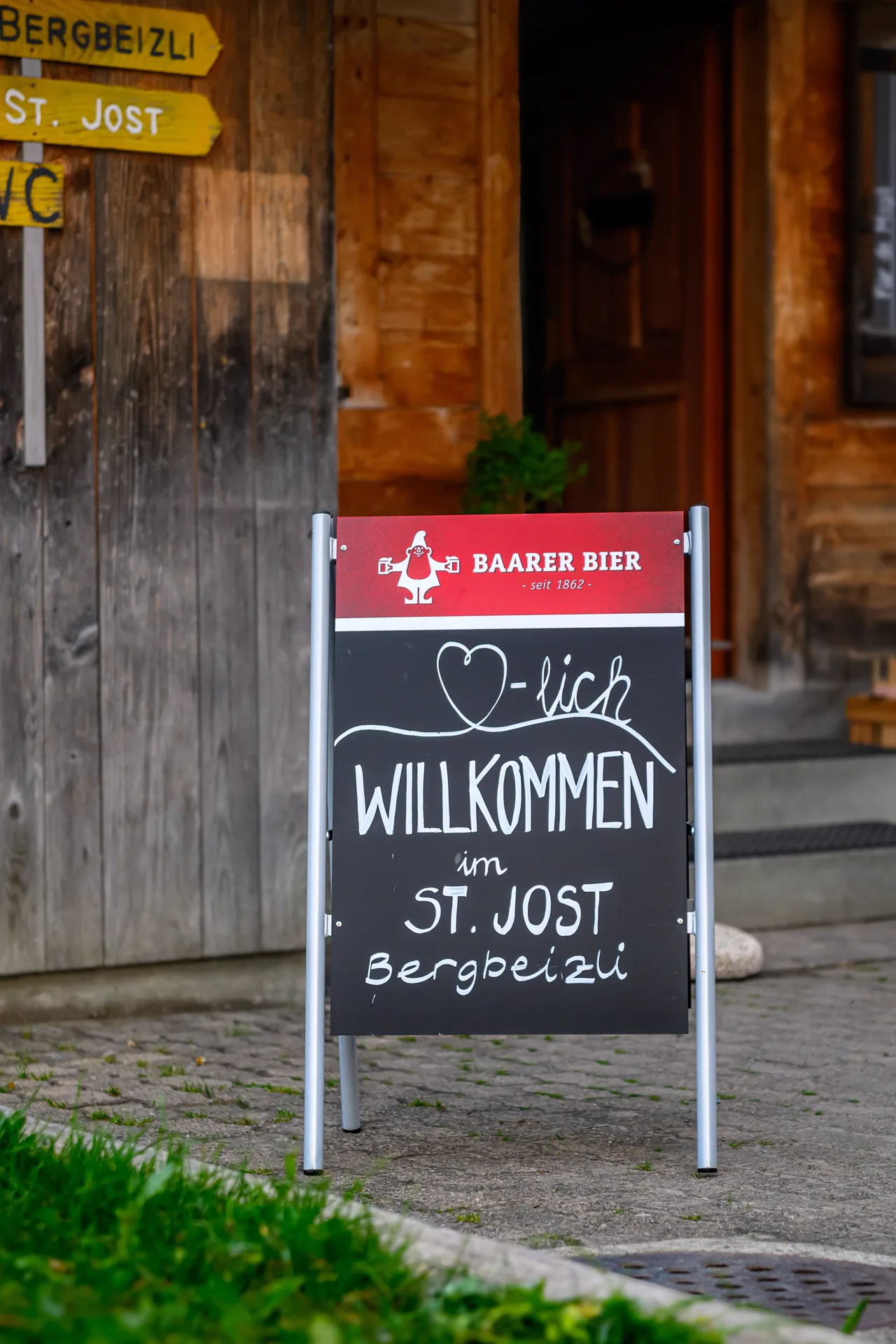 Willkommensschild der Bergbeiz St. Jost